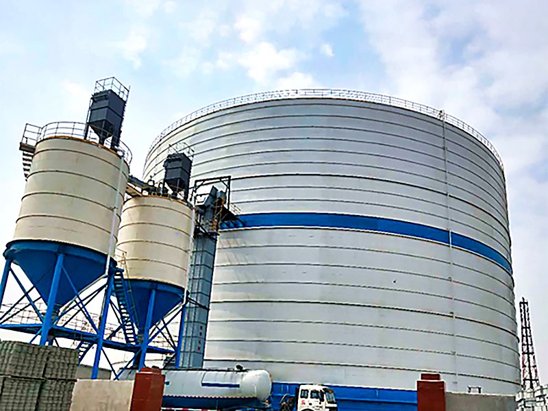Large flat-bottom welded steel silos for clinker storage at a cement plant