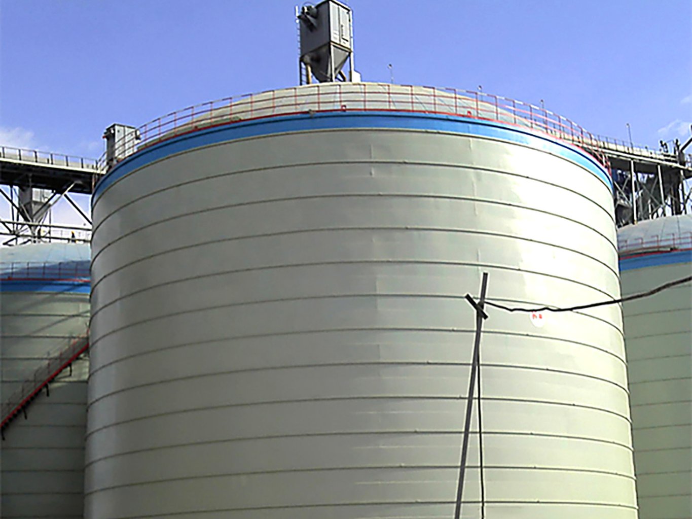 Lime silo discharge and aeration equipment at the silo base