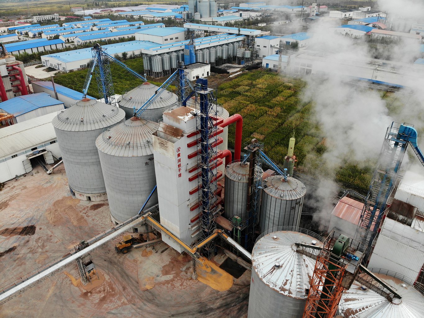 Aerial view of flat-bottom steel silo battery at a grain reserve depot