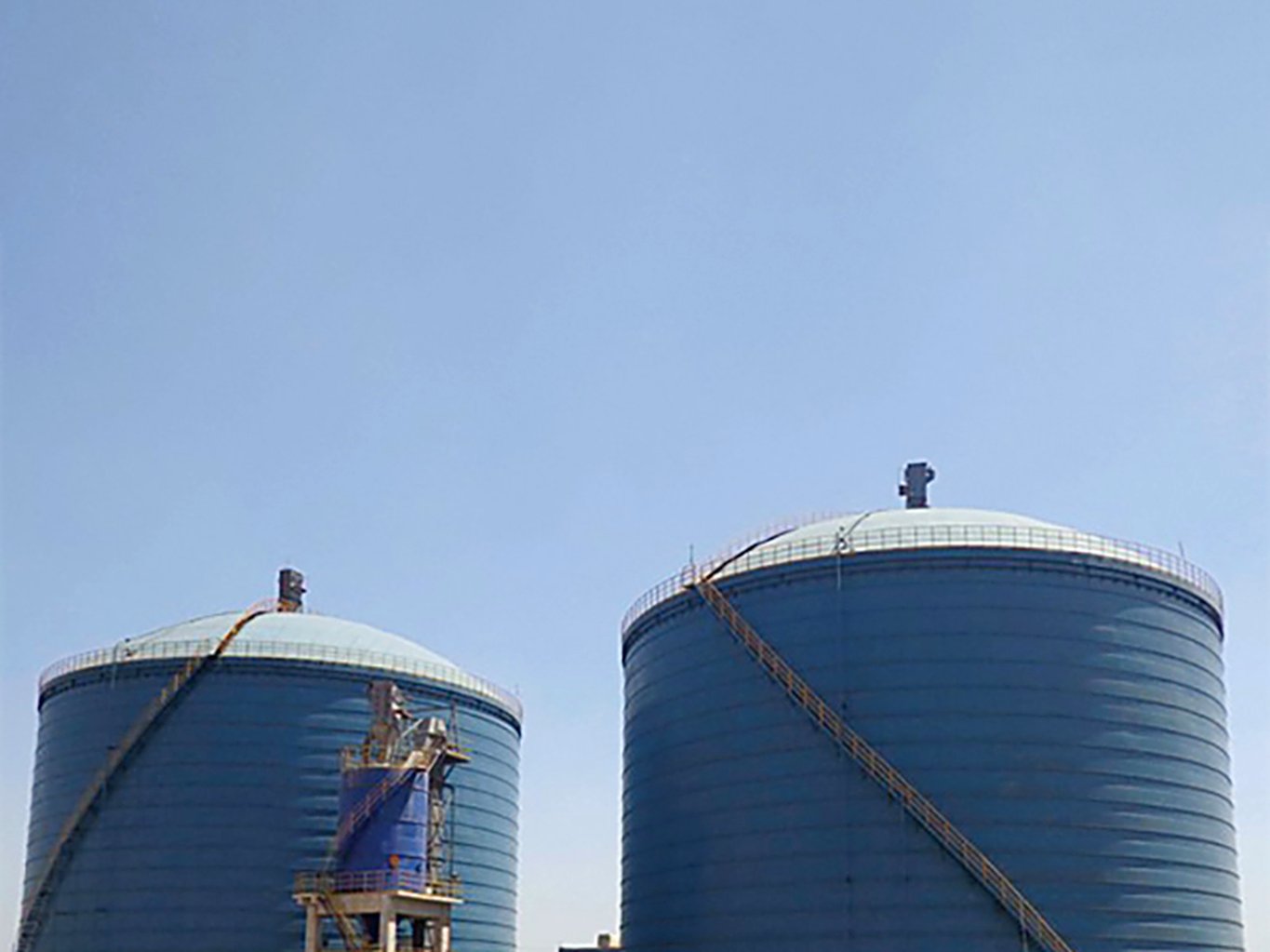 Large enclosed steel silo for bulk coal storage